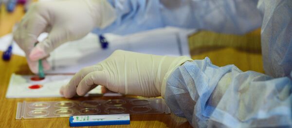 Коронавируска анализ жүргүзүп жаткан лаборатория кызматкери. Архив - Sputnik Кыргызстан