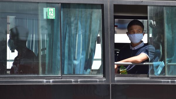 Парень в медицинской маске едет на автобусе в Бишкеке. Архивное фото - Sputnik Кыргызстан
