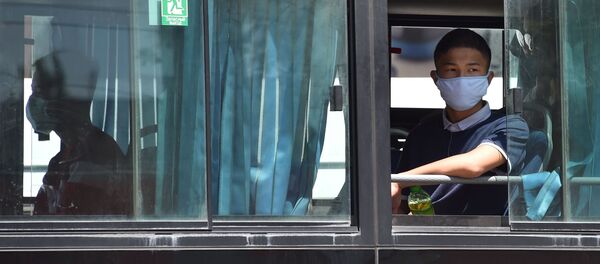 Парень в медицинской маске едет на автобусе. Архивное фото Парень в медицинской маске едет на автобусе. Архивное фото - Sputnik Кыргызстан