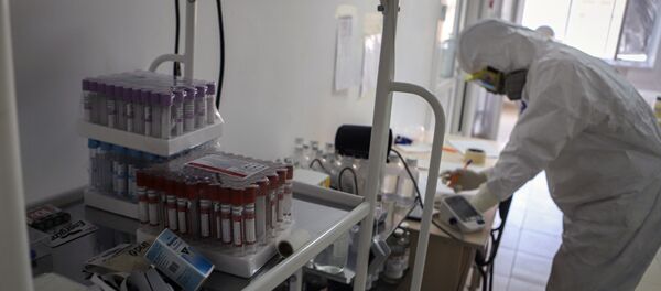 Медициналык кызматкер коронавирусту жуктурган бейтапар үчүн ооруканада. Архив - Sputnik Кыргызстан