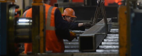 Сотрудники завода во время работы. Архивное фото - Sputnik Кыргызстан