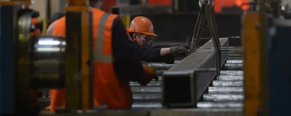 Сотрудники завода во время работы. Архивное фото - Sputnik Кыргызстан