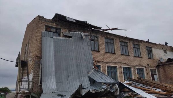 Разрушенная крыша школы из-за сильного ветра в селе Кун-Туу Чуйской области - Sputnik Кыргызстан