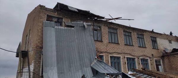 Разрушенная крыша школы из-за сильного ветра в селе Кун-Туу Чуйской области - Sputnik Кыргызстан