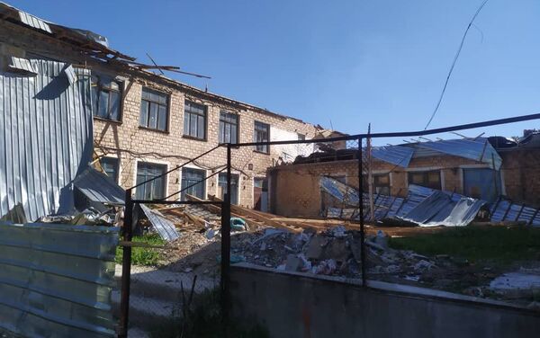 18 мая 2020 года ветер снес крышу средней школы имени Б. Джамгырчинова в селе Кун-Туу Сокулукского района - Sputnik Кыргызстан