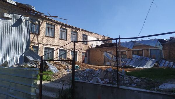 Разрушенная крыша школы из-за сильного ветра в селе Кун-Туу Чуйской области - Sputnik Кыргызстан