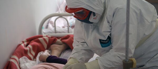 Бейтапты карап жаткан дарыгер. Архив - Sputnik Кыргызстан