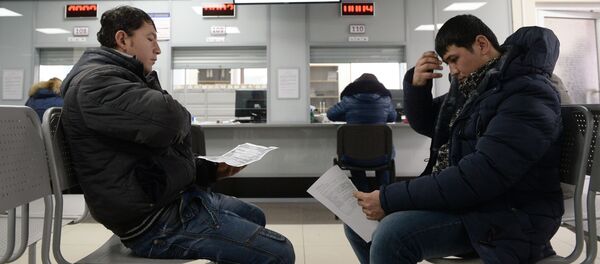 Выдача первых патентов в Едином миграционном центре Московской области - Sputnik Кыргызстан