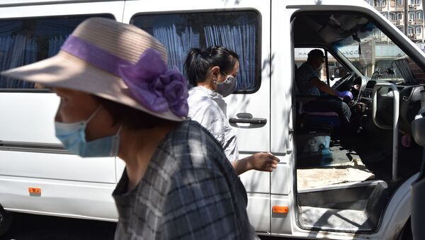 Женщины в медицинских масках садятся в маршрутку после ослабления карантинных мер в Бишкеке. 25 мая 2020 года - Sputnik Кыргызстан