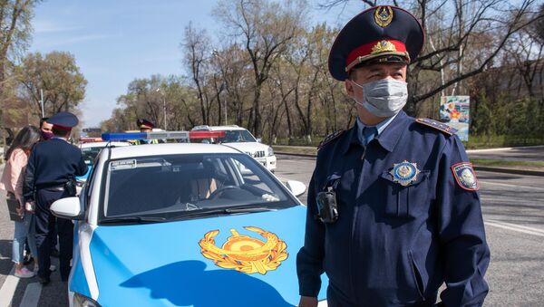 Сотрудники автоинспекции дежурят на одной из улиц в Алма-Ате. Архивное фото - Sputnik Кыргызстан