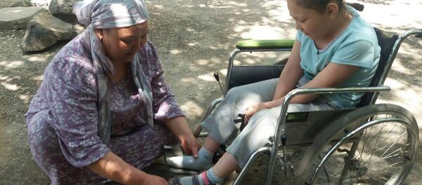 Бөйрөгүмдү сатайын десем, жараксыз экен. Майып кыздын оорулуу энесинин баяны - Sputnik Кыргызстан