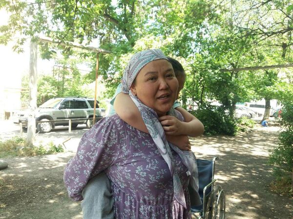 Бөйрөгүмдү сатайын десем, жараксыз экен. Майып кыздын оорулуу энесинин баяны - Sputnik Кыргызстан