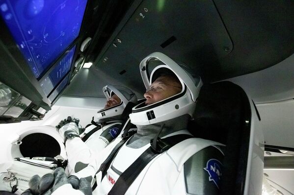 Астронавты Дуглас Херли и Роберт Бенкен в космическом корабле Crew Dragon - Sputnik Кыргызстан