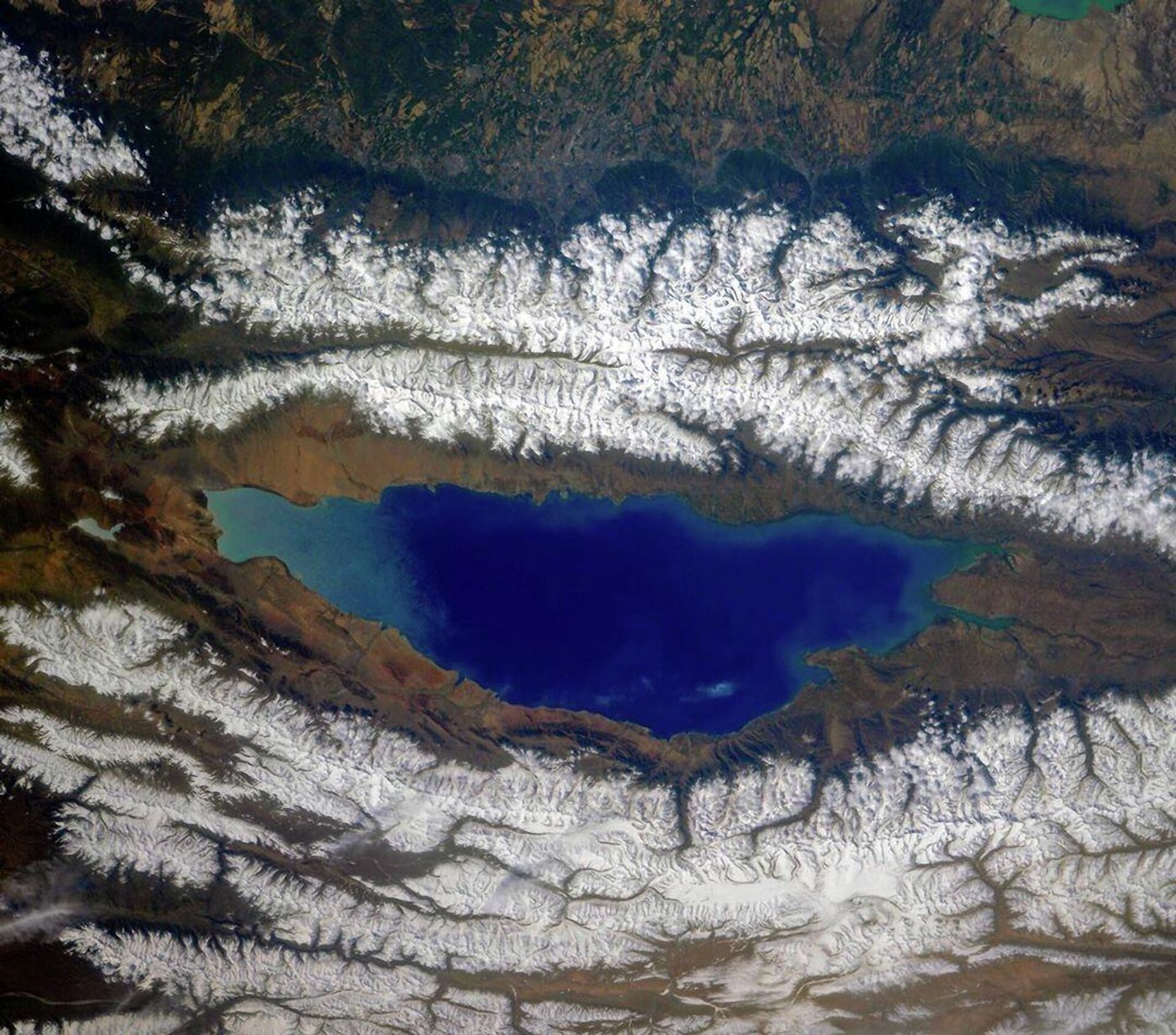 Озеро Иссык-Куль и окружающие его хребты Северного Тянь-Шаня, Киргизия - Sputnik Кыргызстан, 1920, 05.05.2024