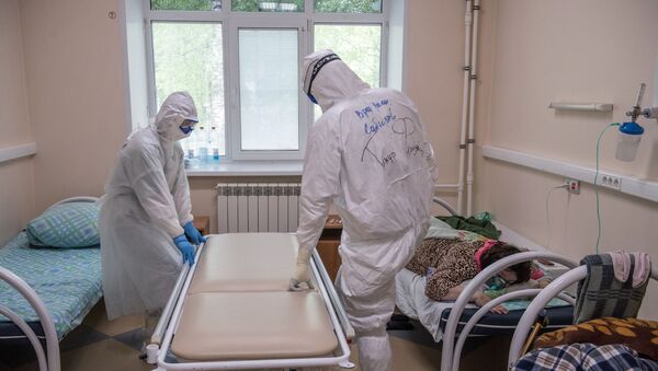 Медицинские работники в палате с коронавирусными больными. - Sputnik Кыргызстан