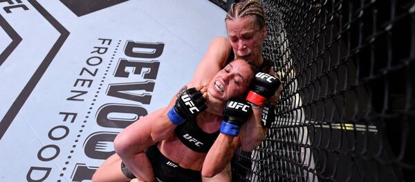 Кэтлин Чукагян (США) и Антонина Шевченко (Кыргызстан) во время боя на UFC Fight Night в Лас-Вегасе. 30 мая 2020 года - Sputnik Кыргызстан