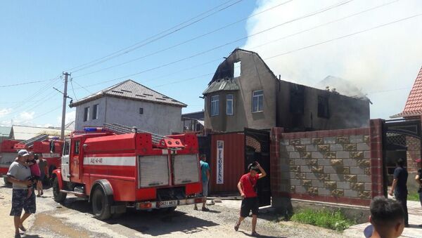 На месте пожара в жилом доме в жилом массиве Алтын-Ордо - Sputnik Кыргызстан