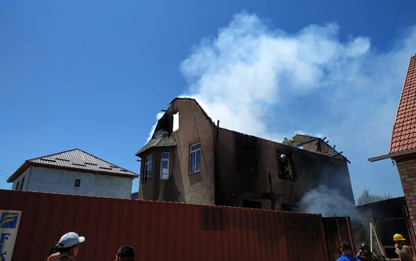 В Бишкеке тушат пожар в жилом доме. - Sputnik Кыргызстан