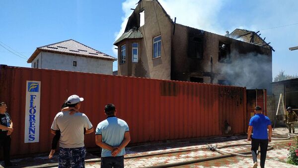 В Бишкеке загорелся жилой дом — как пожарные и очевидцы тушат огонь. Видео - Sputnik Кыргызстан