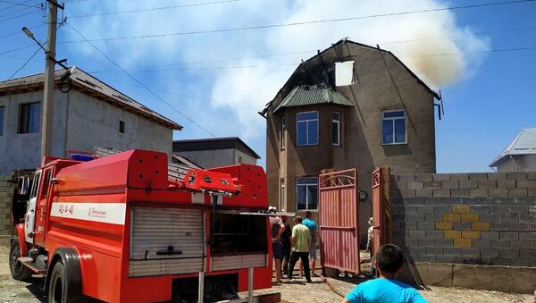 На месте пожара в жилом доме в жилом массиве Алтын-Ордо - Sputnik Кыргызстан