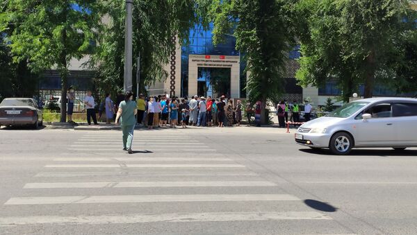 Митинг возле Кыргызско-турецкой больницы в Бишкеке, против лечения пациентов с COVID-19 - Sputnik Кыргызстан