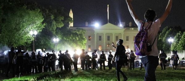 Сотрудники полиции охраняют порядок около белого дома в Вашингтоне во время массовых беспорядков в США из-за смерти афроамериканца Джорджа Флойда. 30 мая 2020 года - Sputnik Кыргызстан
