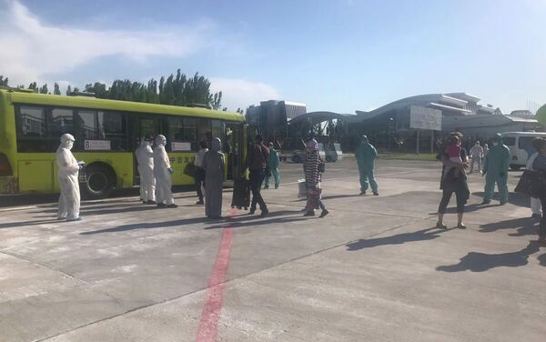 Этим рейсом прилетели люди с различными заболеваниями, пожилые, беременные, женщины с детьми и граждане, оказавшиеся в трудной жизненной ситуации. - Sputnik Кыргызстан