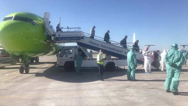 В Бишкек из Новосибирска прилетел чартерный рейс со 177 кыргызстанцами на борту - Sputnik Кыргызстан