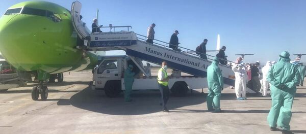 В Бишкек из Новосибирска прилетел чартерный рейс со 177 кыргызстанцами на борту - Sputnik Кыргызстан