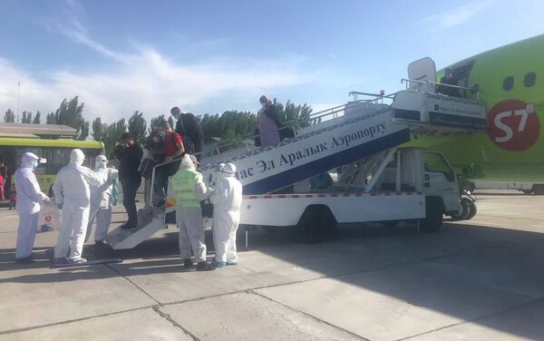 В Бишкек из Новосибирска прибыл чартерный рейс с 177 кыргызстанцами - Sputnik Кыргызстан
