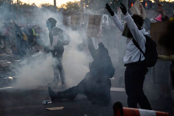 США лихорадит: гибнут люди, полиция действует жестко — обзор беспорядков - Sputnik Кыргызстан
