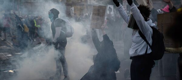 Протестующие в Миннеаполисе. Протесты проходят в городах США в связи со смертью при задержании полицией афроамериканца Джорджа Флойда в Миннеаполисе. - Sputnik Кыргызстан
