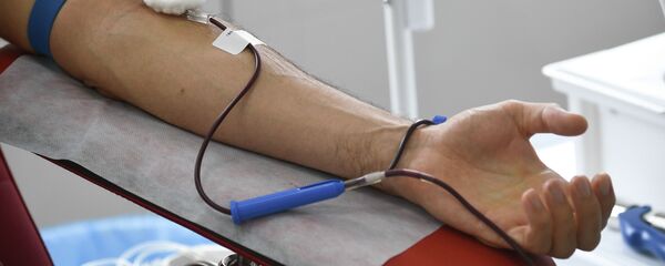 Донор во время сдачи крови. Архивное фото - Sputnik Кыргызстан