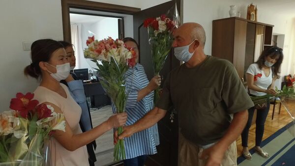 Самый простой способ вызвать улыбку — бишкекчанин подарил 300 букетов медикам - Sputnik Кыргызстан
