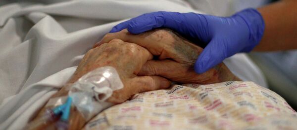 Бейтаптын колун кармап турган дарыгер. Архив - Sputnik Кыргызстан