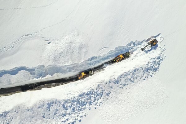 Расчистка снега на горном перевале в Норвегии - Sputnik Кыргызстан