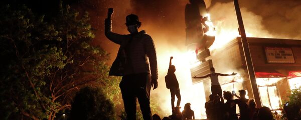 Миннеаполистеги өрттөнгөн ресторанда демонстранттар. Архив - Sputnik Кыргызстан