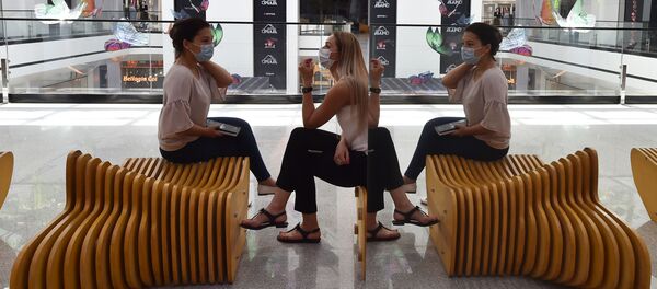 Девушки в лицевых масках разговаривают в торговом центре в Бишкеке. Архивное фото Девушки в лицевых масках разговаривают в торговом центре в Бишкеке. Архивное фото - Sputnik Кыргызстан