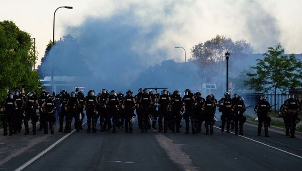 Миннеаполистеги протест акциясынын учурунда полиция кызматкерлери. - Sputnik Кыргызстан