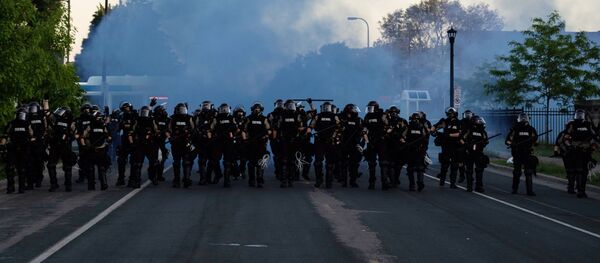 Сотрудники полиции во время протестов в Миннеаполисе - Sputnik Кыргызстан