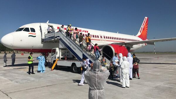 В Международном аэропорту «Манас» встретили чартерный авиарейс авиакомпании «Air India» по маршруту Дели-Бишкек - Sputnik Кыргызстан