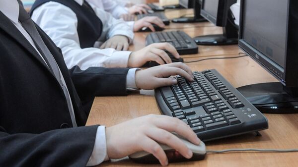 Школьники за компьютером. Архивное фото - Sputnik Кыргызстан