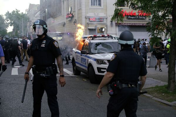 США лихорадит: гибнут люди, полиция действует жестко — обзор беспорядков - Sputnik Кыргызстан