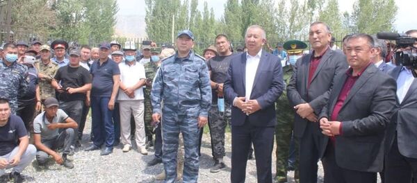 Биринчи вице-премьер-министр Кубатбек Боронов Баткен облусунун Кадамжай районундагы чек ара айылдарынын жашоочулары менен жолугушту. - Sputnik Кыргызстан