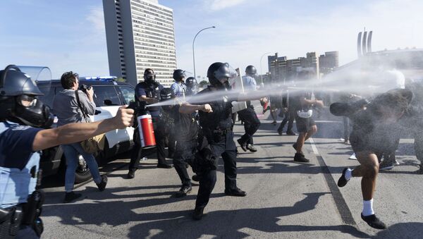 Сотрудники полиции во время протестов в Миннеаполисе - Sputnik Кыргызстан
