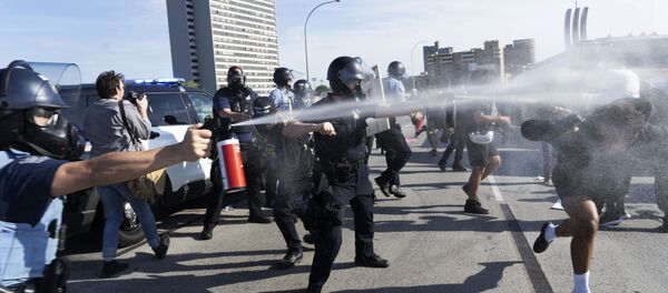 Миннеаполистеги нааразычылык акциясынын учурунда полиция кызматкерлери - Sputnik Кыргызстан