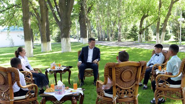 Встреча Сооронбая Жээнбекова с детьми — участниками телепроекта «Мээрим» - Sputnik Кыргызстан