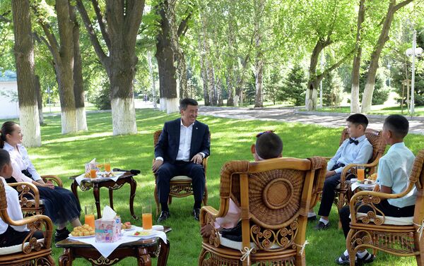 На встрече в госрезиденции были пять детей от 11 до 15 лет. Встреча прошла на открытом воздухе - Sputnik Кыргызстан