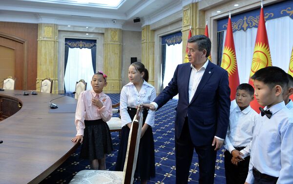 Также они интересовались работой главы государства, задачами и вопросами, с которыми он сталкивается в повседневной деятельности, его мнением относительно судеб детей, воспитывающихся в детских домах, интернатах - Sputnik Кыргызстан