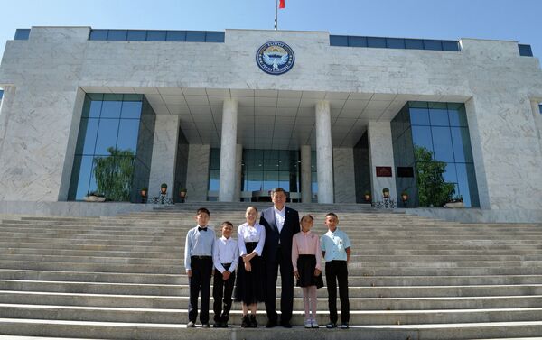 Вместе с президентом дети прогулялись по территории резиденции - Sputnik Кыргызстан